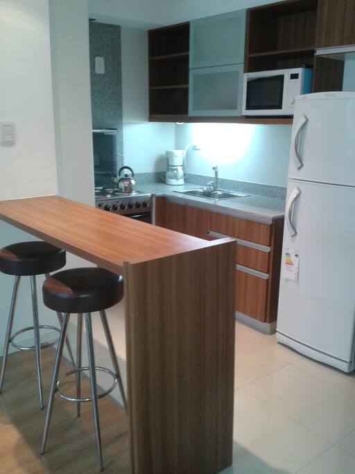 Cocina integrada al living con barra desayunadora