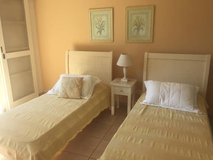 卧室5 ：两张床，其中一张是子母床，最多可入住3人。