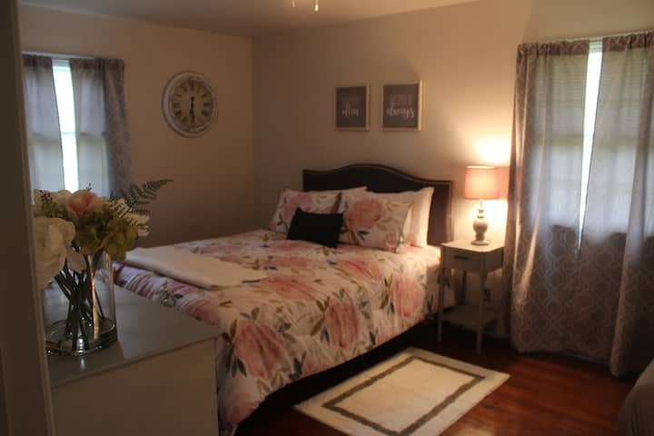 Camera da letto con letto matrimoniale e bagno completo. TV in camera da letto