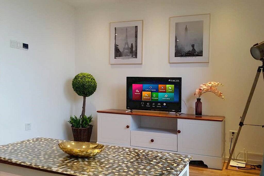 Living room with smart TV+internationl channels (incl a 1.2m sofa bed, a floor mattress can be added) 客厅 配备智能电视+国际频道(含一张1.2米沙发床,可另加一张单人榻榻米)