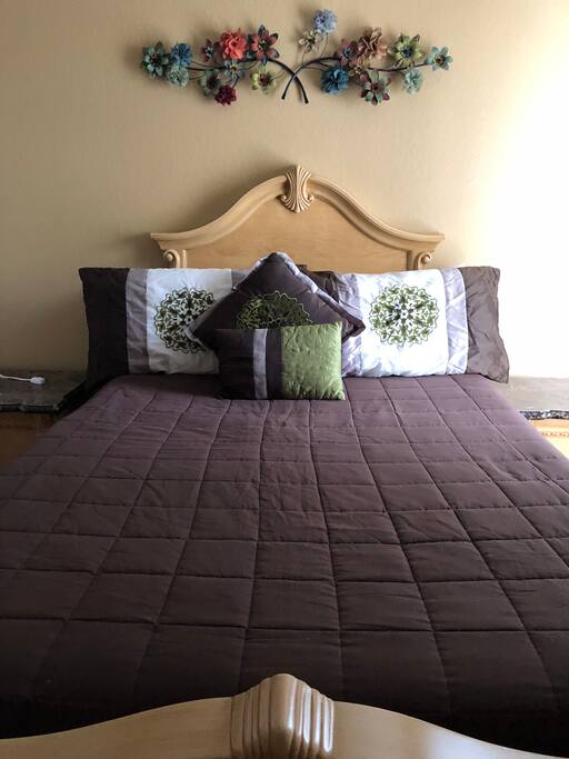 Another pic of the bedroom.