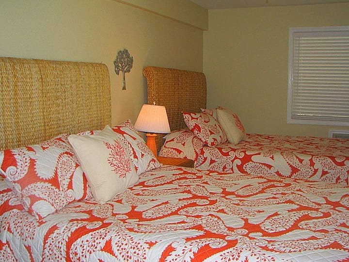 Malkia 2 katika chumba hiki cha kulala cha ghorofa ya chini na bafu la pamoja