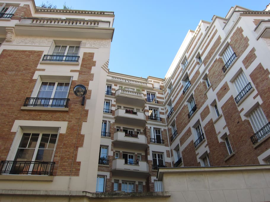 L'immeuble, depuis la rue Villiers de l'Isle-Adam.