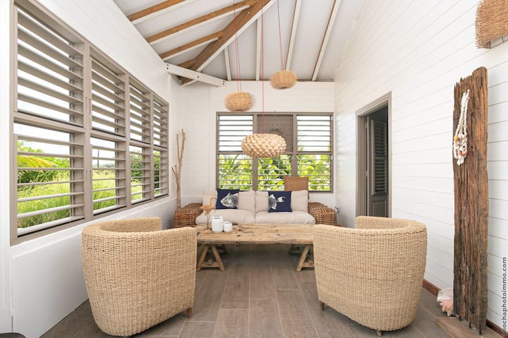 Затворената веранда од традиционална столарија.