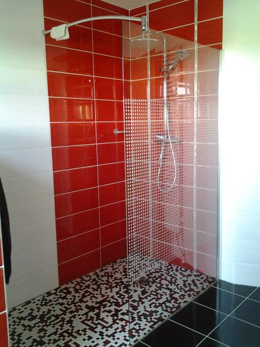 Salle d'eau avec grande douche à l'italienne