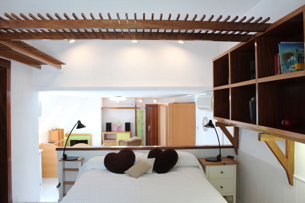 Cama doble y vistas desde la zona de dormitorio