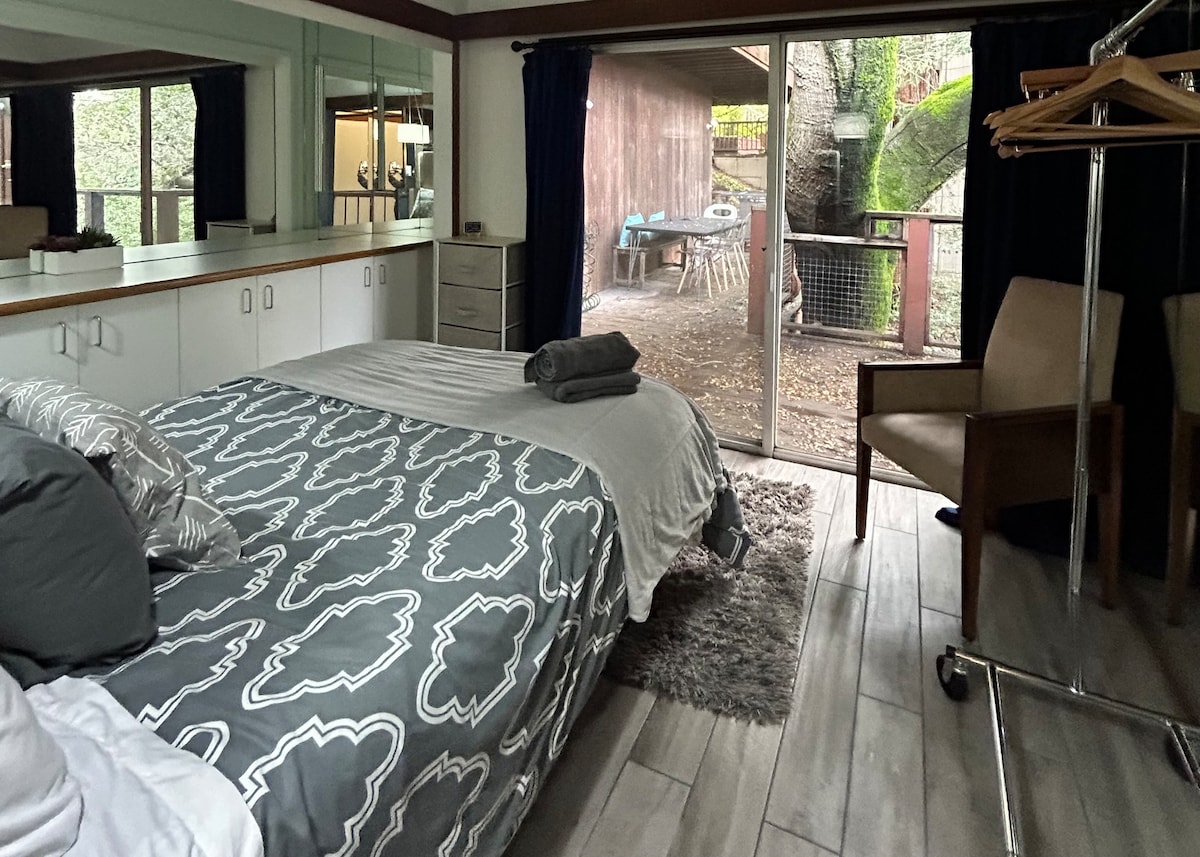 Една от спалните на горния етаж  