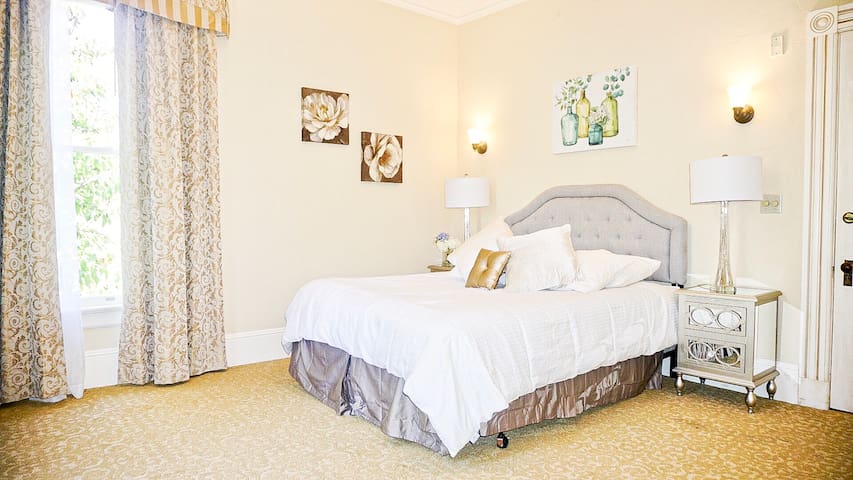 203 Mansion Suite (Breakfast Included)
