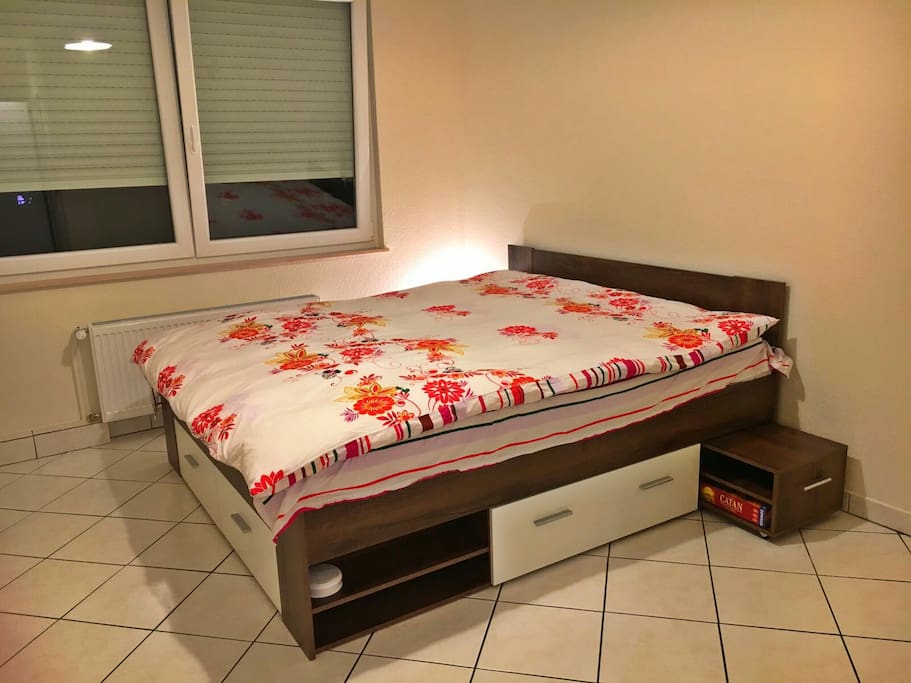 Large comfy bed 180x200!