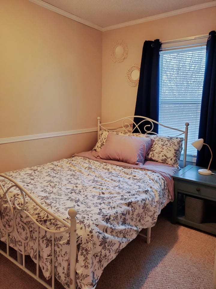 Ორადგილიანი საწოლი. ტუმბო. ლამპა. Კომოდი. შეცვალეთ ზეწრები. 32"-იანი სმარტ-ტელევიზორი კედელზე დამაგრებულია. 