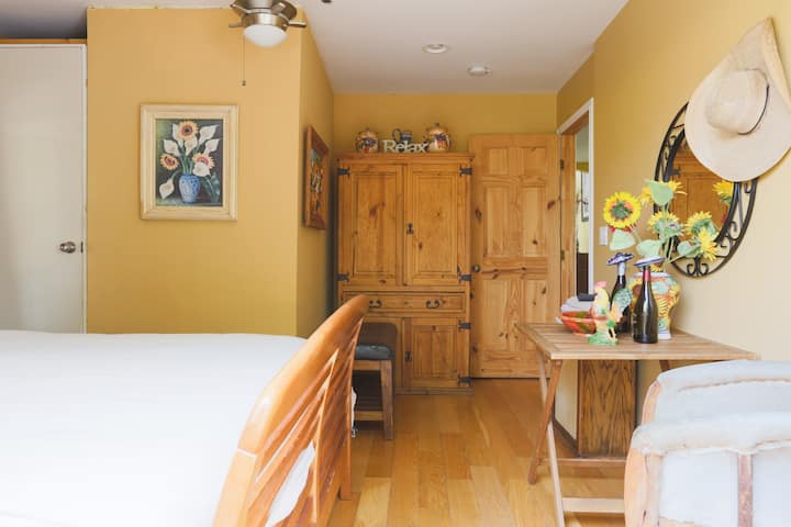 Dormitorio estilo hacienda en el primer piso.