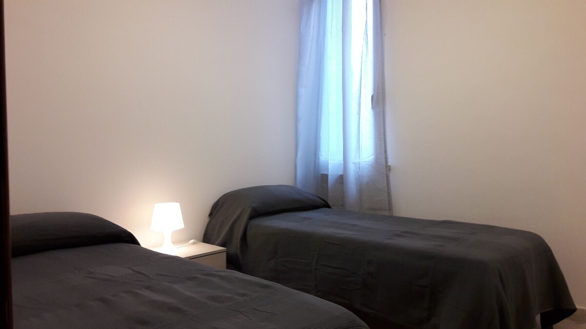 两张单人床卧室