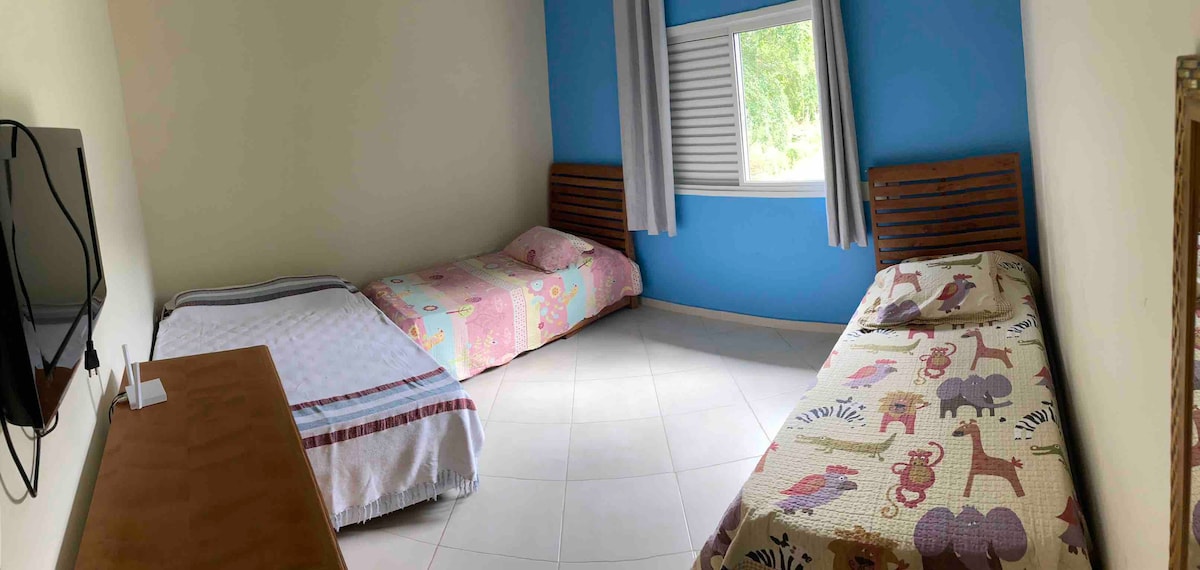 Suite con 1 cama doble, 4 camas individuales. 