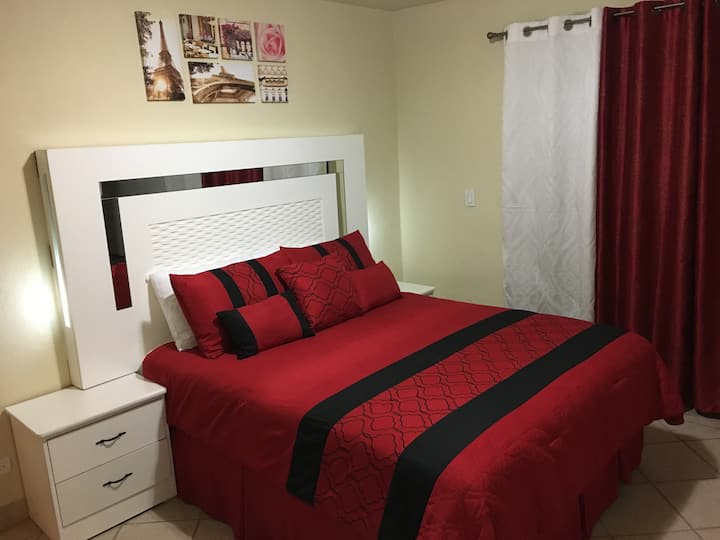 Cama tamaño queen con acceso al balcón; acceso a la habitación de lavado