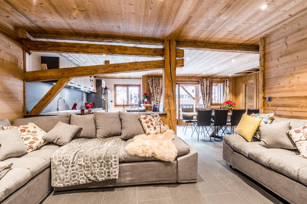 Open plan sitting room with TV and games