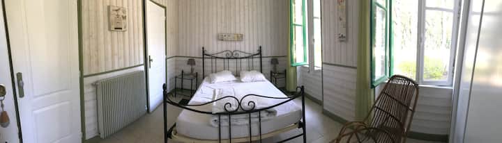 Ხის გვერდითი საძინებელი