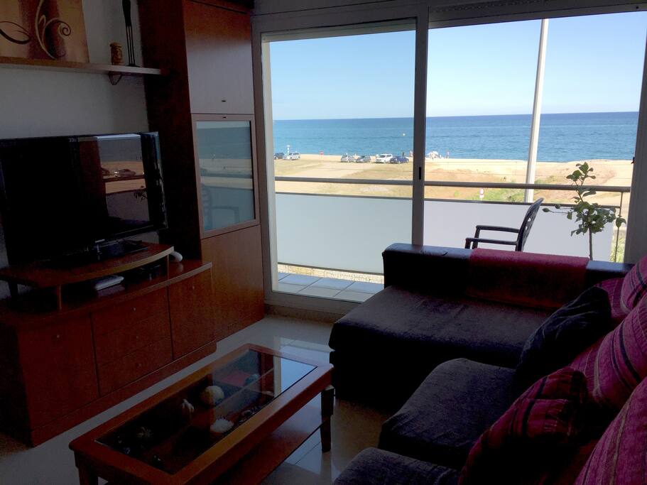 Salón con gran balcón frente al mar
(Dinning room with great balcony in front of the sea)