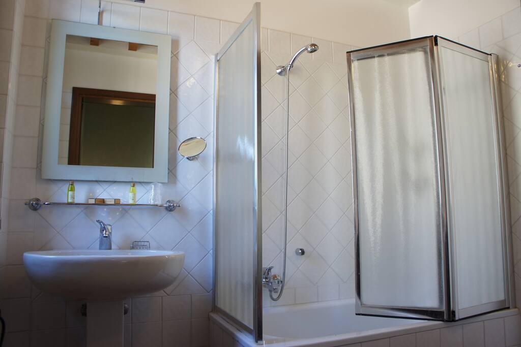 full en-suite bathroom with tub