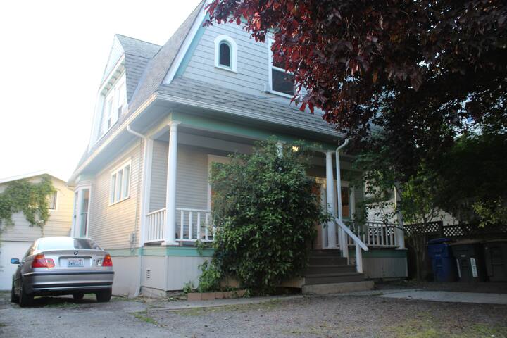 Capitol Hill Estate gallery image 2