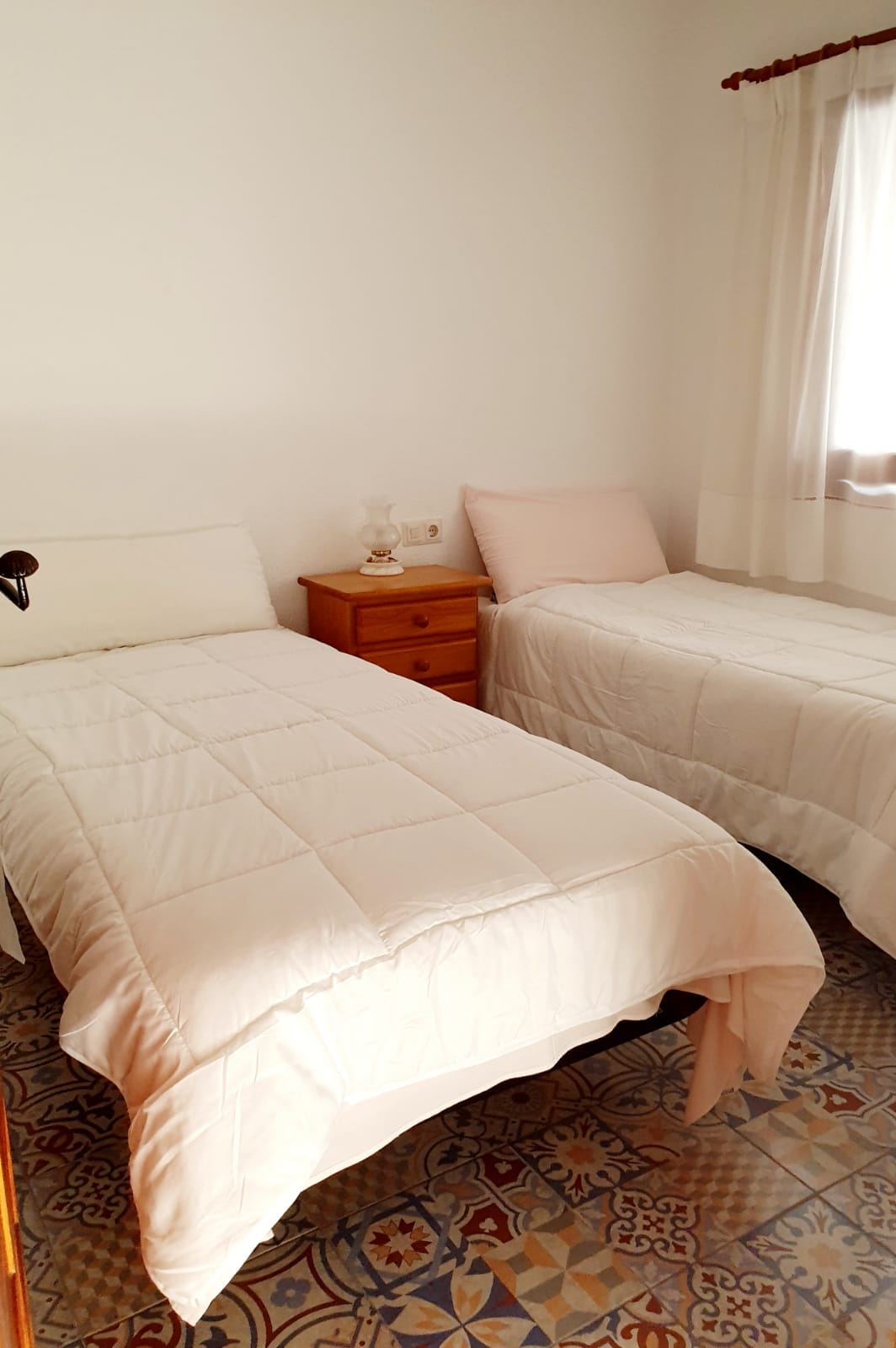 غرفة 2 تضم سريرين من 90 