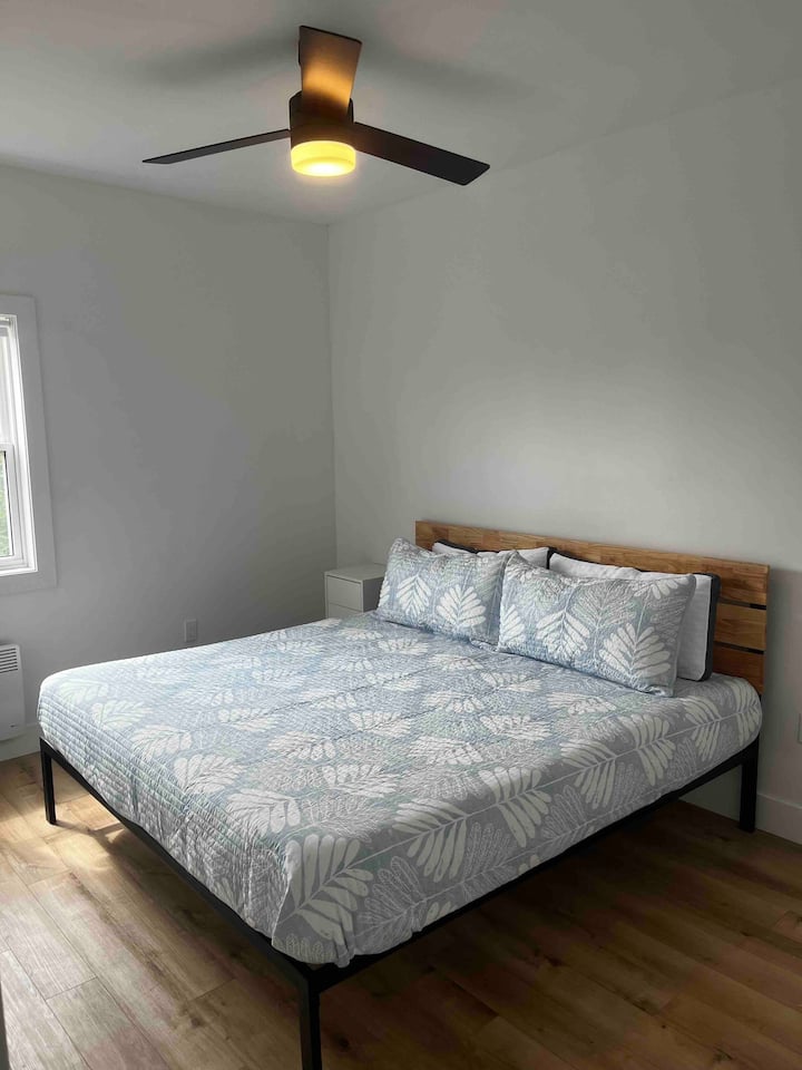 Tercer dormitorio con cama tamaño king y armario personalizado con amplias estanterías 