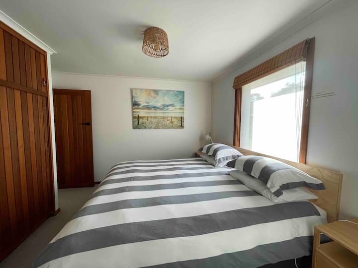 BED
* King size quality ‘Orthokinetic Apollo Medium’ ensemble.

* The king bed cannot be split into 2 singles as the mattress on top of the base is a full size king. 

STORAGE
* Built in wardrobe with shelves & safe.
