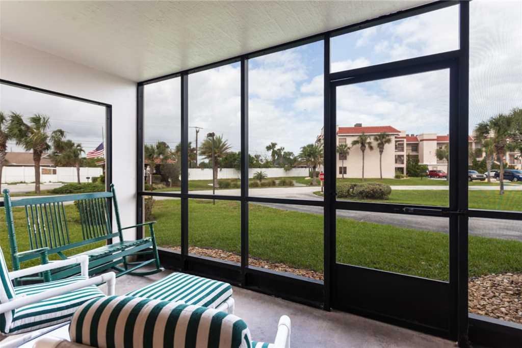 Serenity - The screened-in lanai makes the perfect place to savor a refreshing glass of wine!