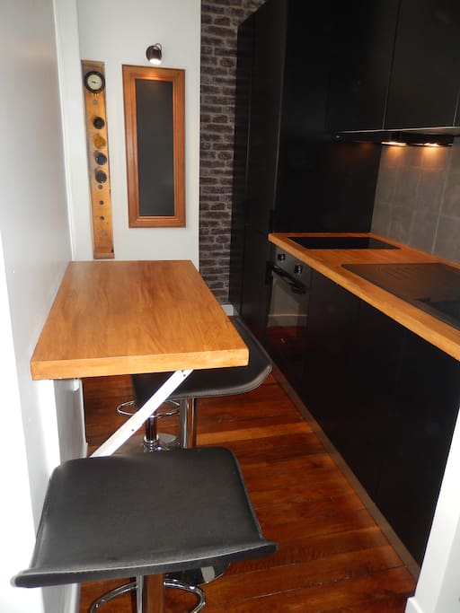 -Electrif oven
-Fridge with freeszer
-Dish washer ( But please you are not in Paris to do the dishes, I will do it )
-Cooking hob ( Induction system).