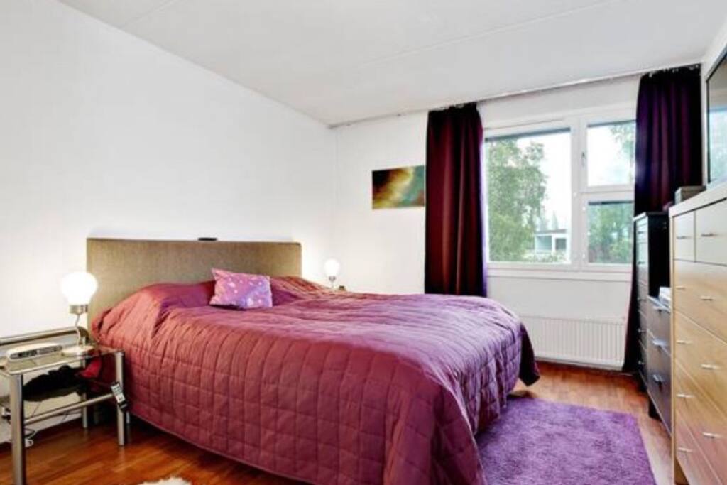 Cozy and relaxing bedroom with a queen size bed