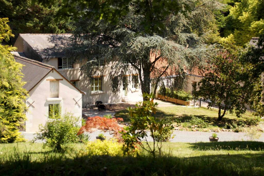 Vue générale de la propriété avec la partie du gîte à droite de la photo -toit rouge-