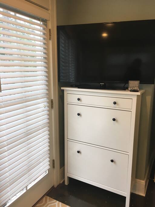 TV with access to Netflix/Amazon.