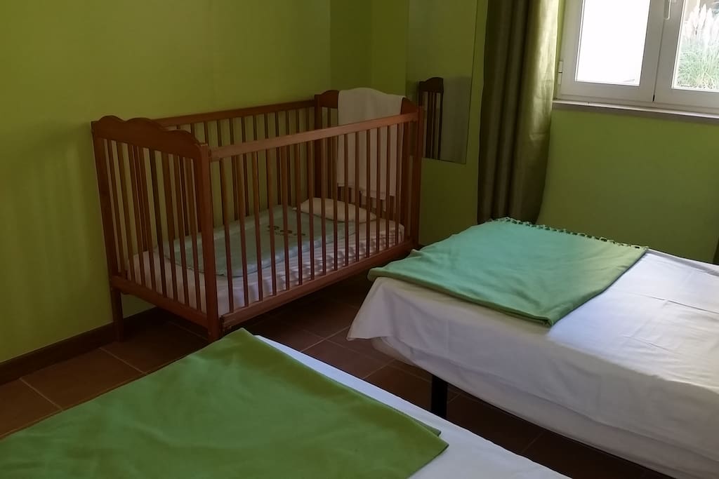 Twin bedroom, cot, extra bed for 3rd child
