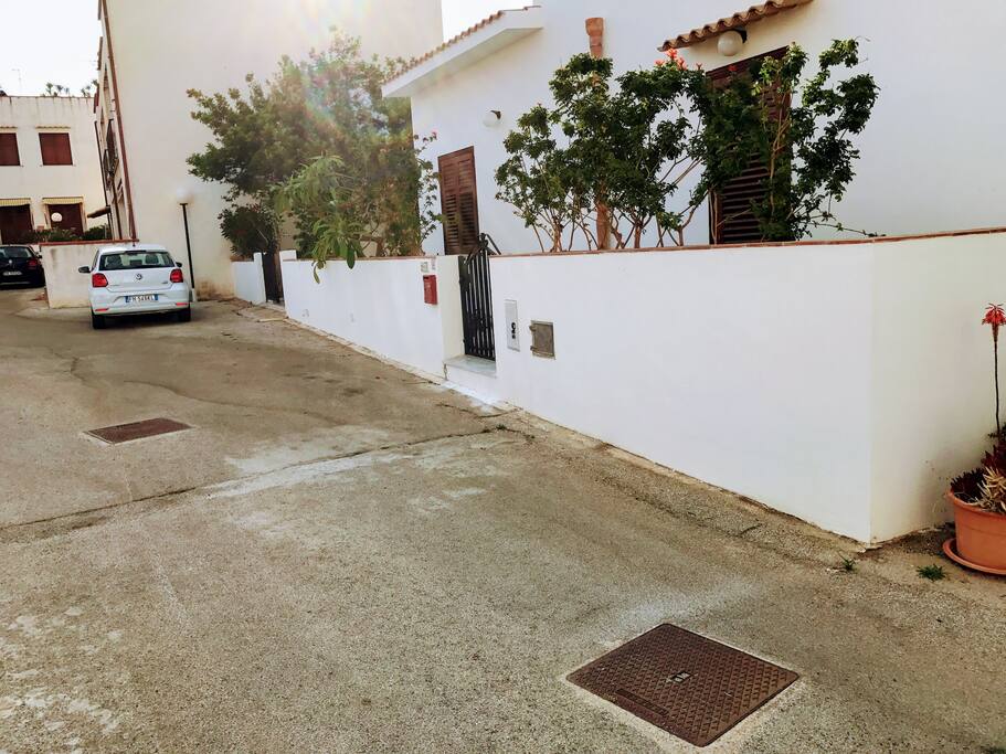 The entire front wall can be used for guest parking.
