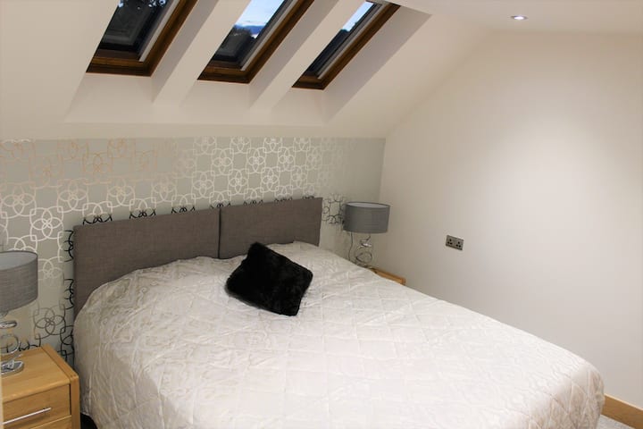 Dhomë gjumi kryesore me krevat super mbret (mund të ndahet në 2 krevate sipas kërkesës)