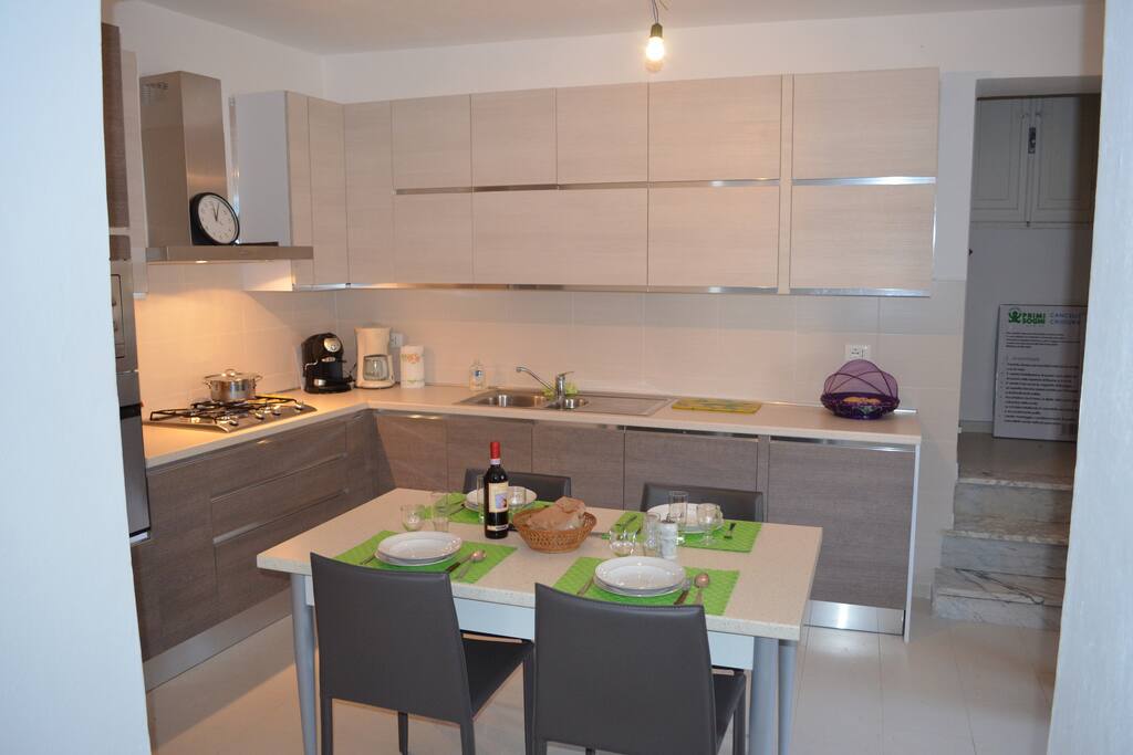 Cuisine avec Frigo, mini congélateur, four, micro-onde, lava-vaisselle, lave-linge...