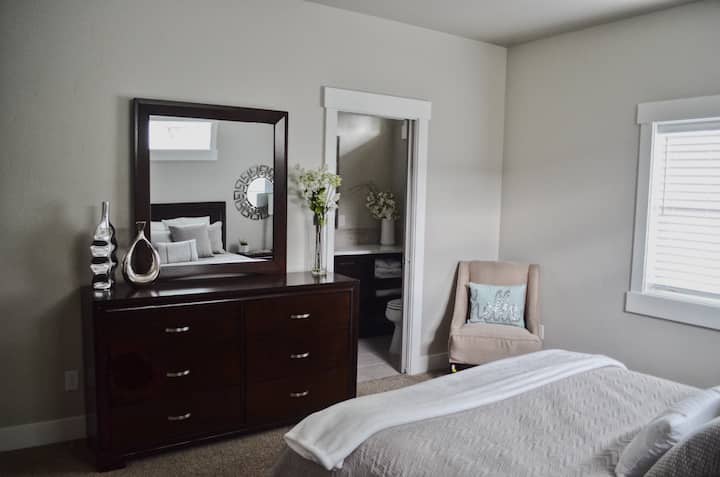 Hlavná spálňa s pripojenou kúpeľňou