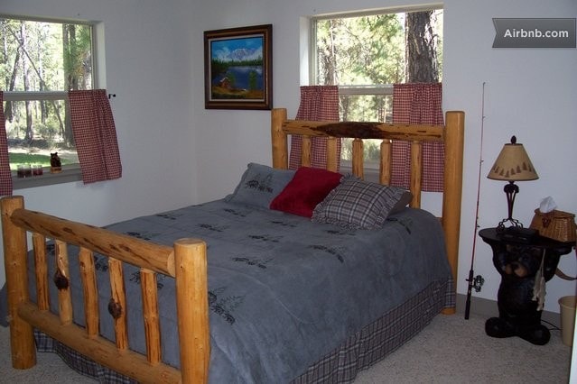 Druhá izba pre hostí je k dispozícii. Pozrite si moju druhú ponuku: Ponderosa Forest Retreat. Prenajmite si obidve izby pre maximálne päť hostí. 
