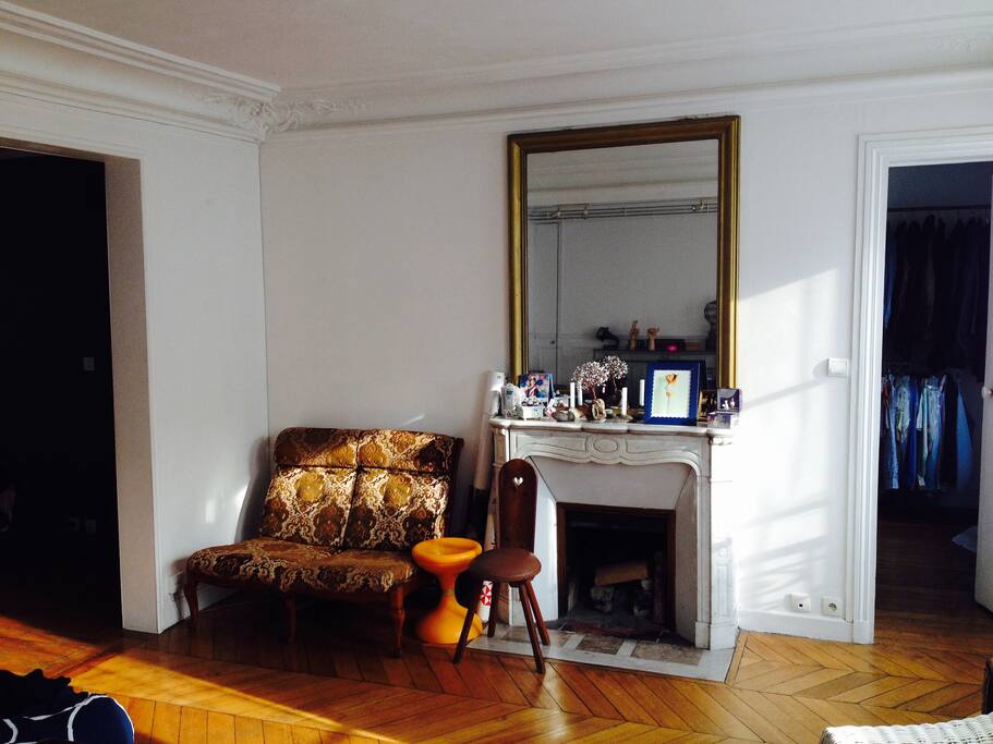 Belle lumière dans le salon . Parquet , cheminée .