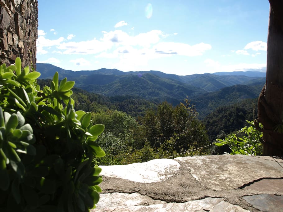 Vue depuis la terrasse du Petit Sourel, orientée Sud-Ouest, avec vue imprenable