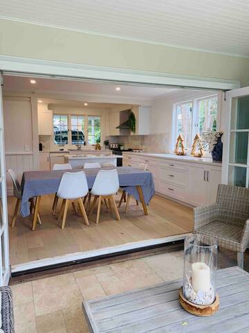 Lovely 4 bedroom home with enormous backyard! gallery image 2