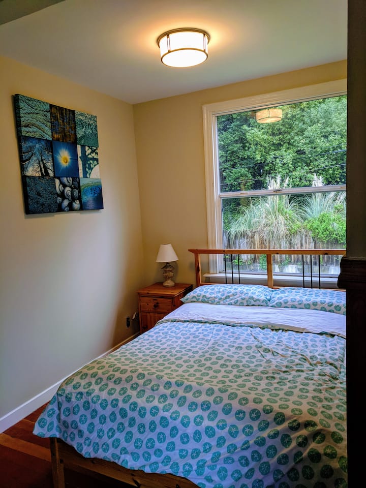 חדר שינה שני ששופץ לאחרונה, פרטי על ידי דלת הצעה עם חדר אמבטיה משותף עם מקלחת. 