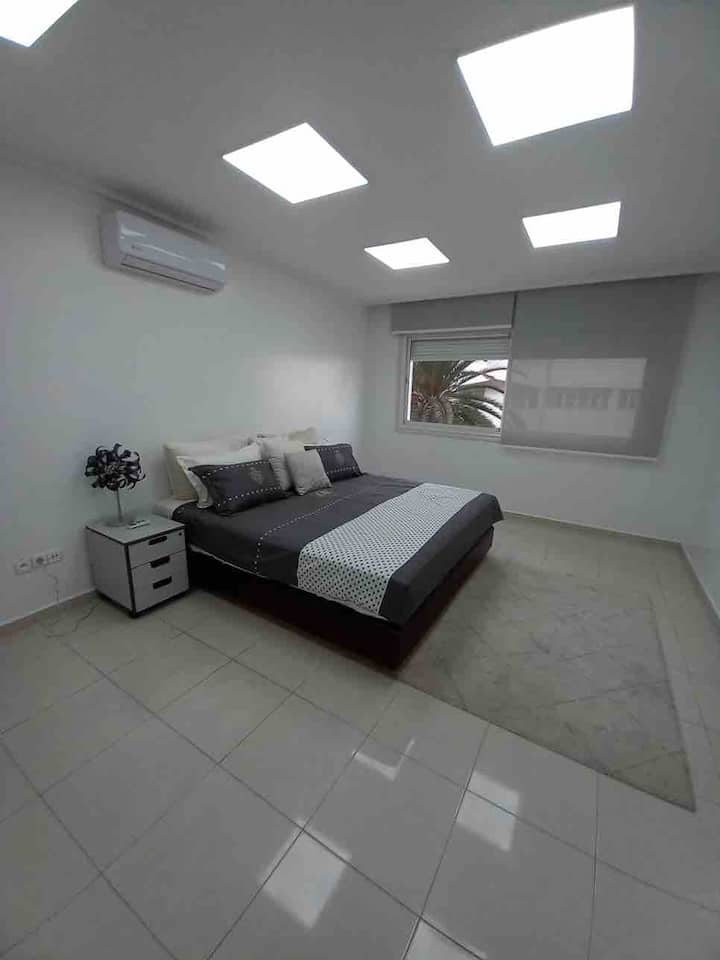 Ძალიან კომფორტული საწოლი დიდი ზომის, დიდი ფანჯარა მოძრავი ფარდებითა და შიდა ფარდებით 