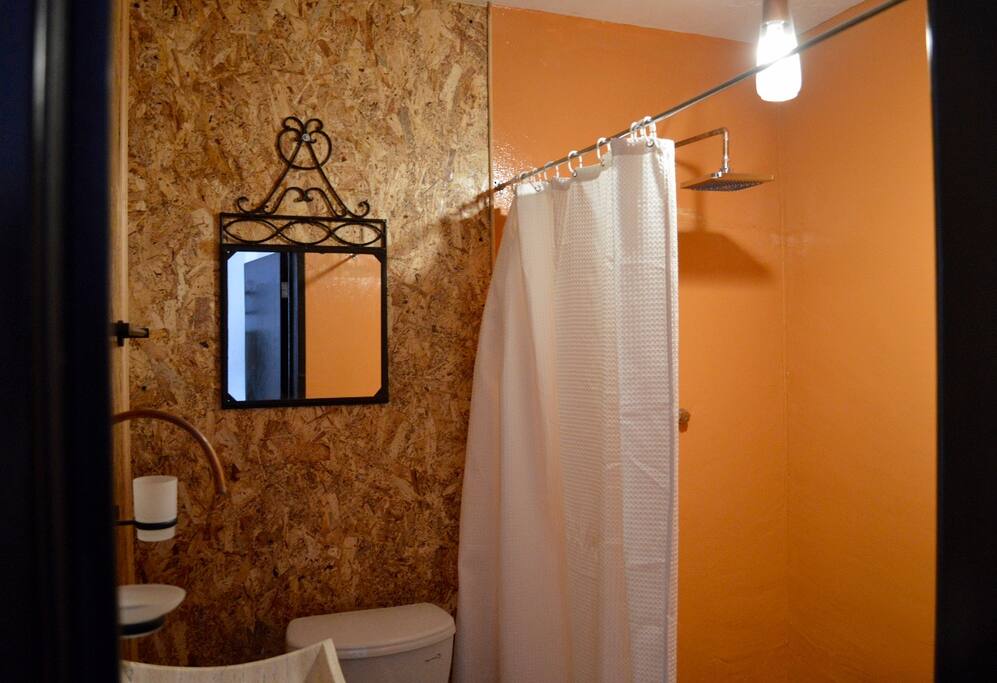 Baño completo de la habitación