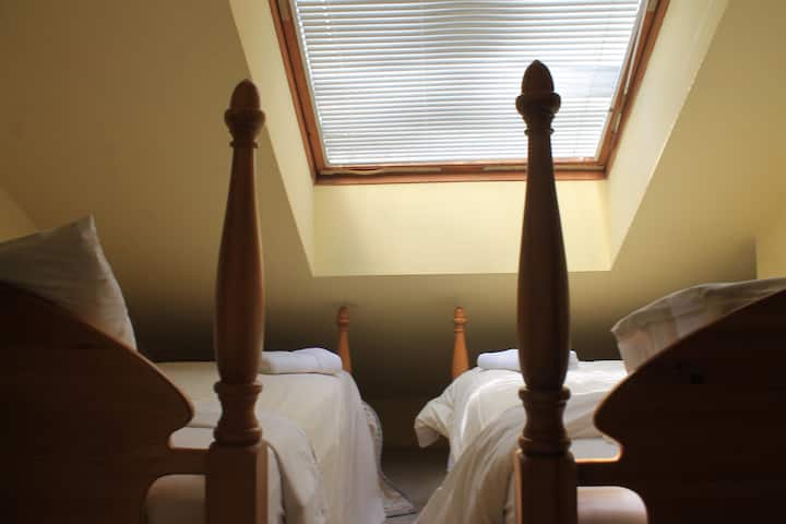 Dormitorio 5 con dos camas individuales.