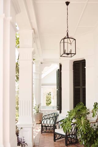 Beautiful Victorian home under the mountain gallery image 3