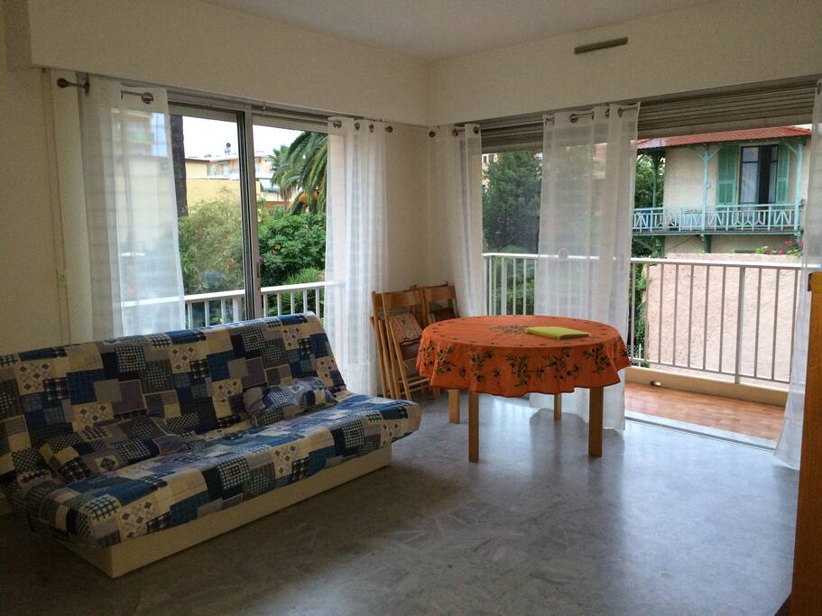 séjour avec balcon et espace repas