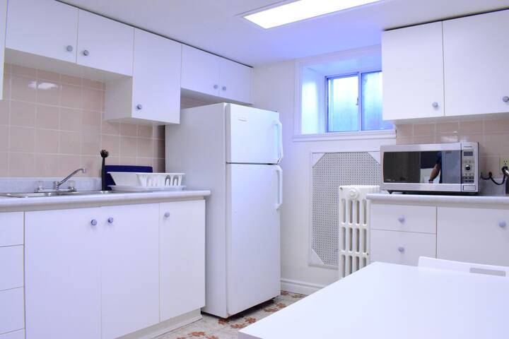 Central Basement Unit,Close To Subway,Little Italy gallery image 2