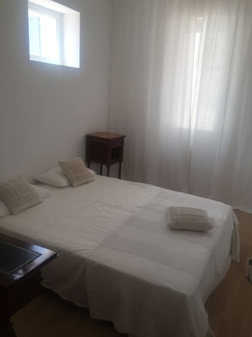 Chambre lit 2 places petit bureau ,placard,