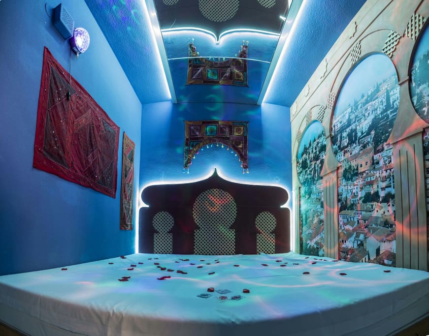 9 secrets, el primer hotel para parejas o viajeros atrevidos,camas XXL, espejos en el techo,música
Suite con Jacuzzi,descansa en la habitación del terror o en el mundo de las Hadas.
habitaciones temáticas que no os dejaran indiferentes.Os esperamos