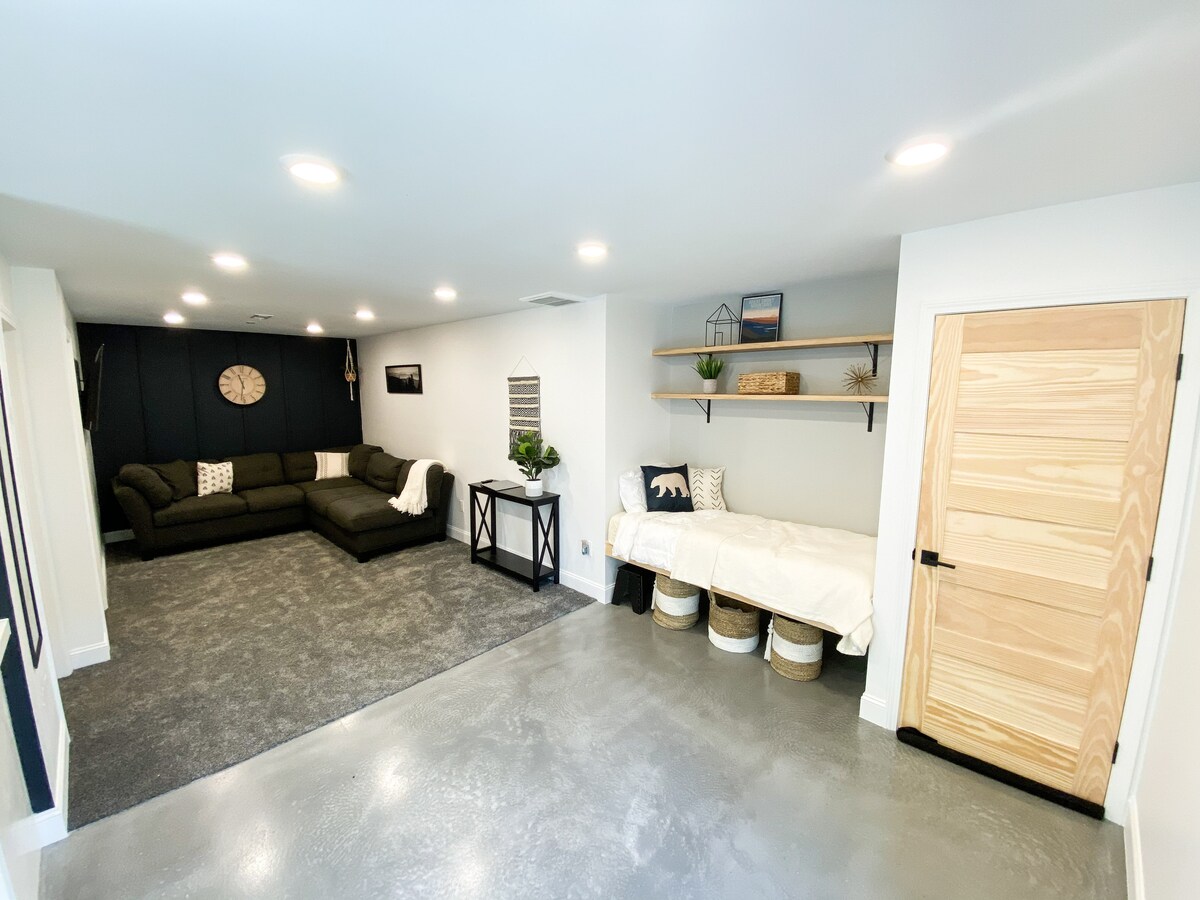 ห้องนั่งเล่นพร้อมมุมเตียงแฝด